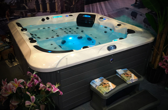 5 pessoas personalizaram a banheira de hidromassagem autônoma da banheira exterior do redemoinho com 33 jatos